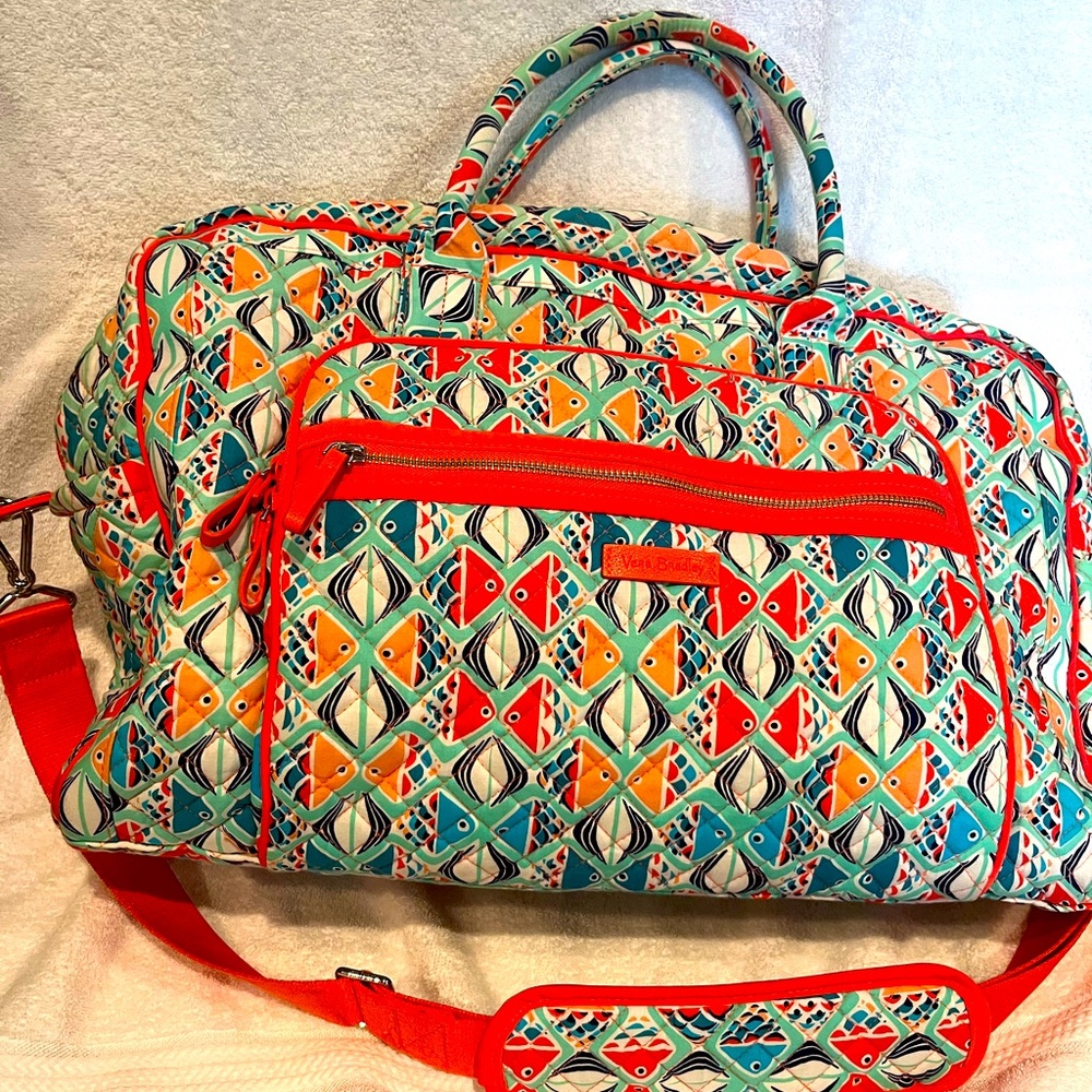 Adorable tropical patter weekend traveler bag, In excellent condition